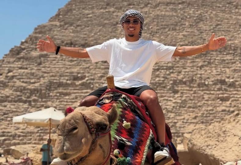 خوان ألفينا يستمتع بزيارة الأهرامات خلال فترة راحته مع الزمالك