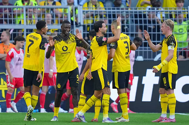 دورتموند يعزز موقعه في الدوري الألماني بثلاثية رائعة أمام يونيون برلين
