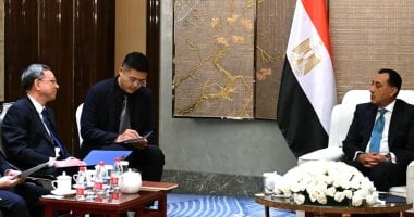 رئيس الوزراء يلتقي برئيس شركة هندسة الطاقة الصينية لتعزيز التعاون الاقتصادي
