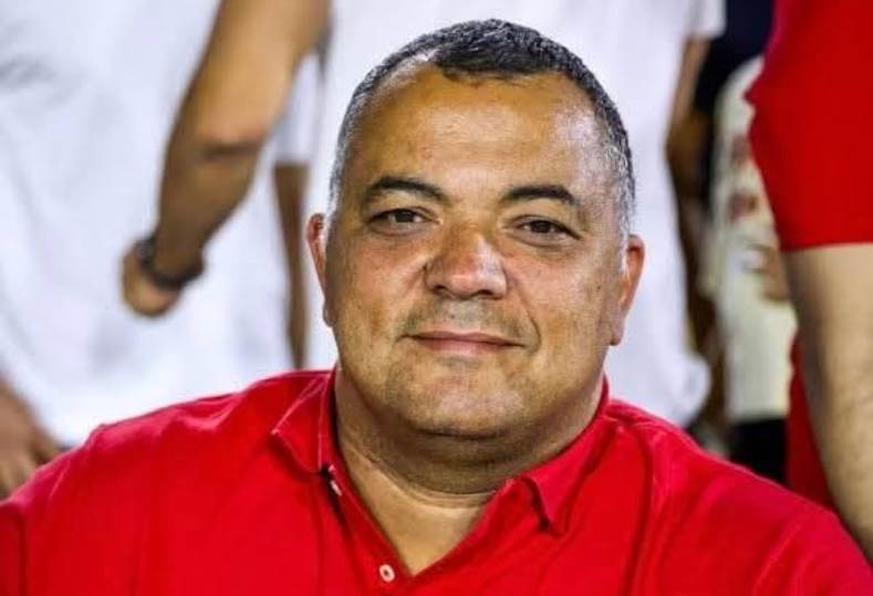 رحيل وائل عزت رئيس جهاز ألعاب الماء بالنادي الأهلي يترك أثراً عميقاً