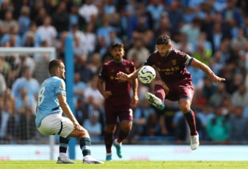 سمو اللاعب سام مرسي يقود فريق الكويت في معسكر التشيك تحضيرًا للموسم القادم