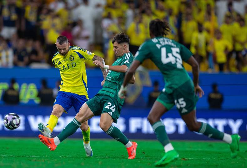 طاقم تحكيم سعودي يقود نهائي كأس السوبر السعودي بين النصر والأهلي