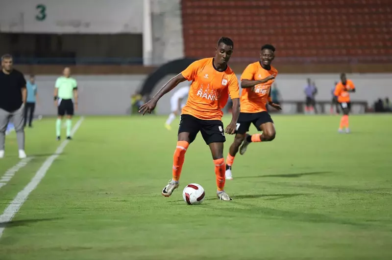 طرد نداي إثر تدخل مفرط على الونش في مباراة الزمالك ضد فاركو