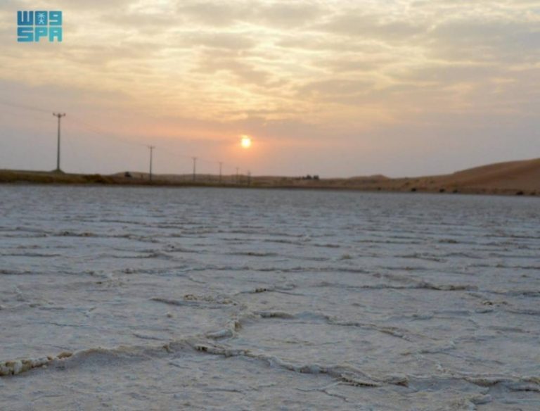 ظهور بحيرات الملح الطبيعي المدهشة في بلدة العوشزية بعنيزة
