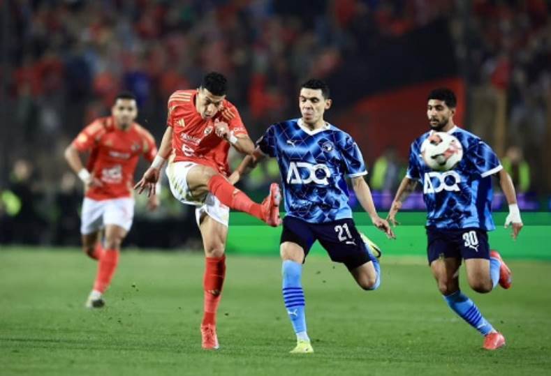 غدًا: القنوات الناقلة لمواجهة الأهلي وبيراميدز في الدوري المصري الممتاز
