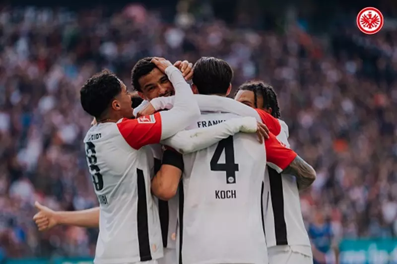 فرانكفورت يبرم صفقة مع حارس بريمن ميكاييل زيترر حتى عام 2029