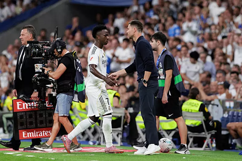 فينيسيوس يتخطى التحديات ويستعيد بريقه مع ريال مدريد بفضل رسالة ألونسو