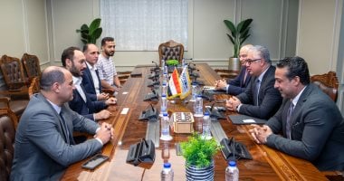 قناة السويس توقع عقد مصنع نيل أورميه التركية للمنسوجات والملابس