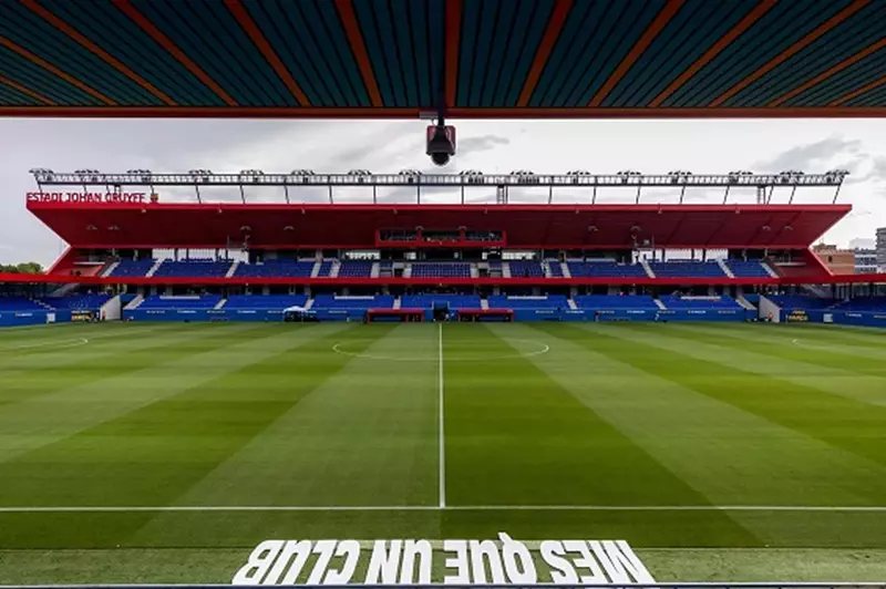 كامب نو يفقد بريقه وملعب يوهان كرويف يشهد مواجهة برشلونة وفالنسيا
