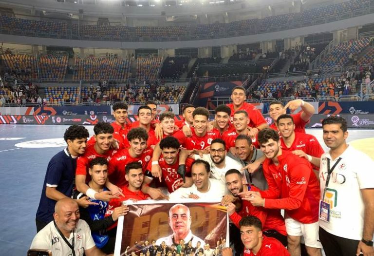 لاعبو منتخب مصر يحتفلون بفوزهم على كوريا وسط أجواء حماسية مع طارق محروس