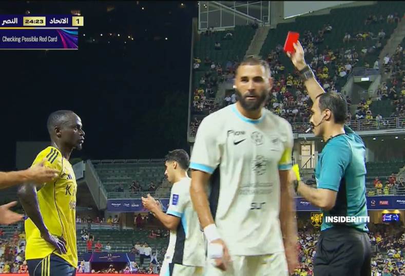 لحظة طرد ماني بعد تدخله العنيف لحماية حارس الاتحاد في السوبر السعودي