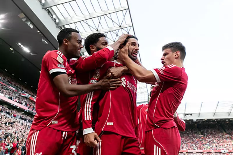 ليفربول يتصدر الدوري الإنجليزي بعد فوزه وخسارة مانشستر سيتي المفاجئة