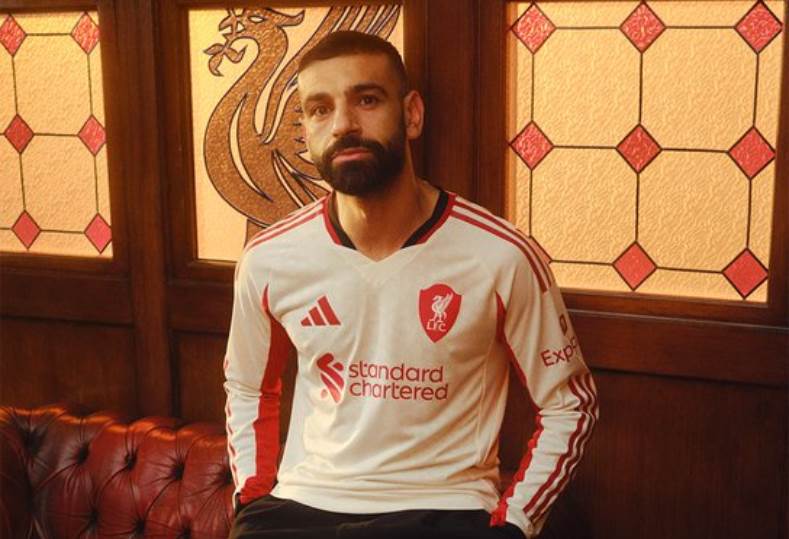 ليفربول يحتفل بإطلاق قميصه الجديد لموسم 2025-2026 بمشاركة النجم محمد صلاح