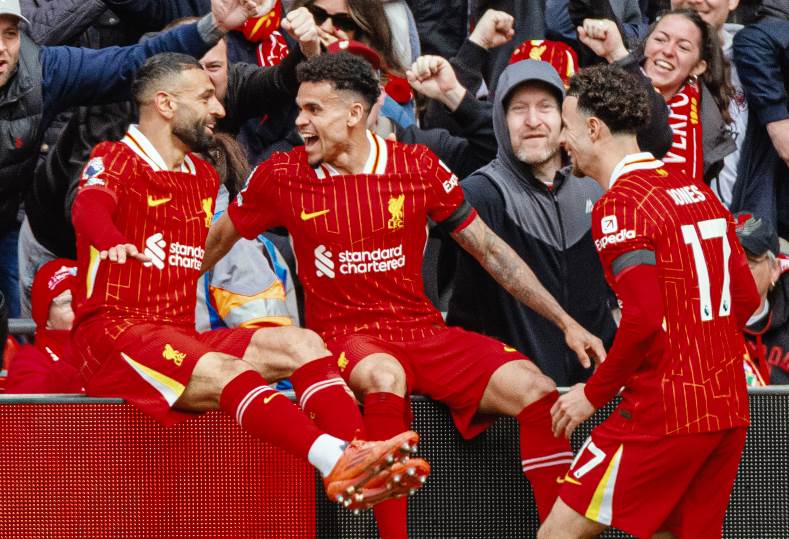 ليفربول يستعد لمواجهة نيوكاسل يونايتد وموقف صلاح يثير تساؤلات الجماهير