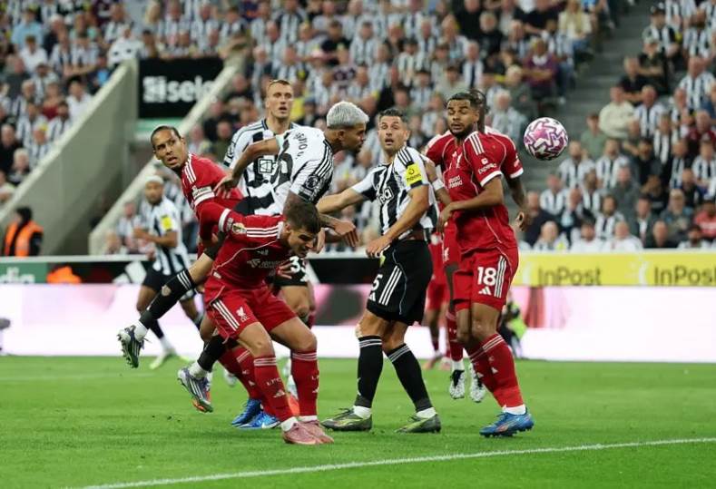 ليفربول ينتزع فوزاً مثيراً على نيوكاسل بهدف قاتل في الدوري الإنجليزي
