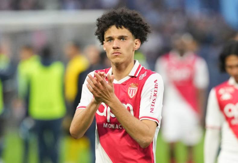 مانشستر سيتي يسعى لتحقيق حلم التعاقد مع اللاعب ماجني أكليوش