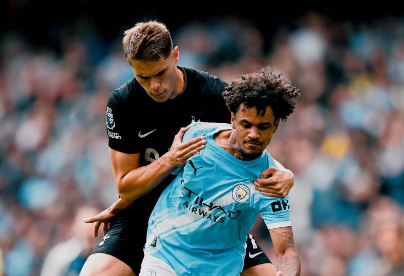 مانشستر سيتي يشهد خسارته الأولى في الدوري الإنجليزي وسط أجواء مثيرة