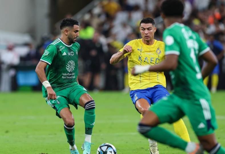 مباراة مثيرة بين النصر والأهلي في نهائي كأس السوبر السعودي على الهواء مباشرة