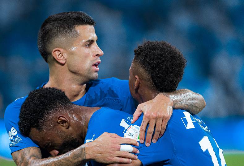 متعب الحربي يسجل هدف الهلال في مباراة مثيرة ضد الرياض بالدوري السعودي