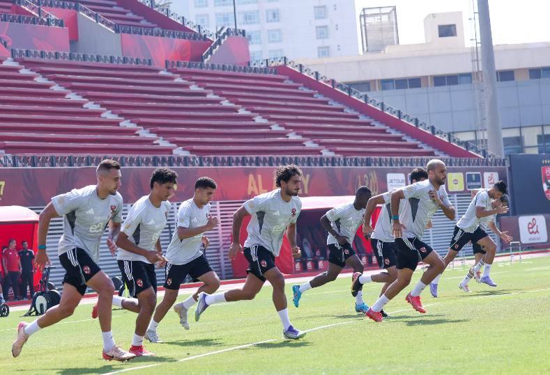 محاضرة إنسانية من ريبييرو للاعبي الأهلي تحفزهم قبل مواجهة غزل المحلة بالدوري