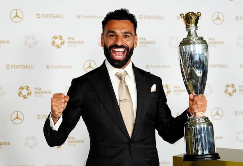 محمد صلاح يتألق في حفل رابطة اللاعبين المحترفين كجزء من التشكيل الأفضل للدوري