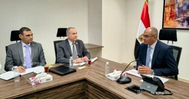 نائب وزير الإسكان يتفقد تصنيع المهمات الكهروميكانيكية لمشروعات المياه