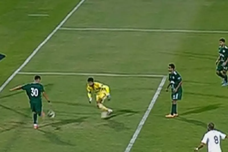 هدف كوميدي جديد يزيد غرائب الدوري في مباراة مثيرة ومعقدة