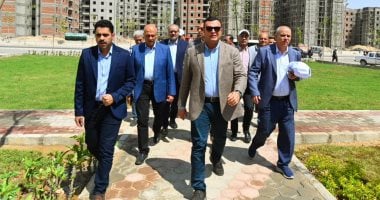 وزير الإسكان يزور المركز التكنولوجي لخدمة المواطنين في العبور الجديدة