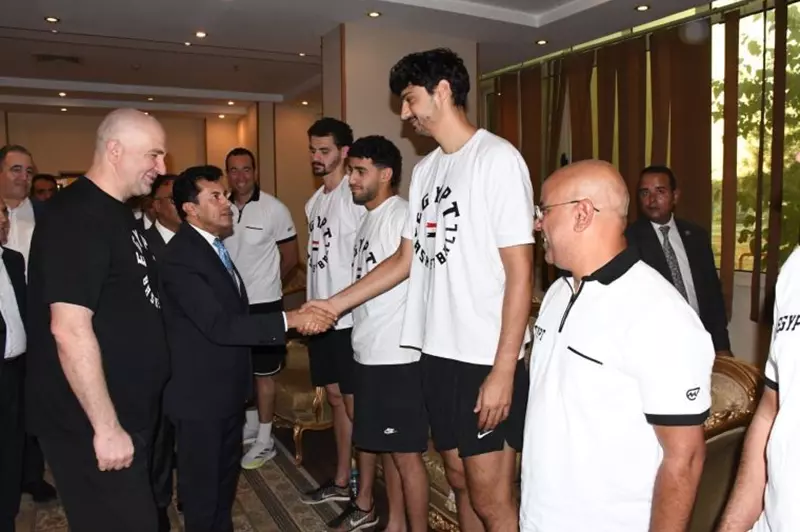 وزير الرياضة يلتقي منتخب مصر لكرة السلة لدعمهم قبل بطولة الأفروباسكت