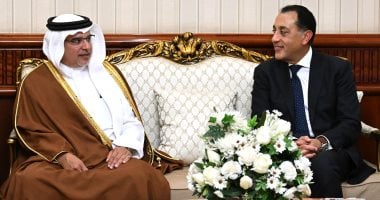 استقبال رسمي لولي عهد مملكة البحرين في مطار القاهرة الدولي من قبل رئيس الوزراء