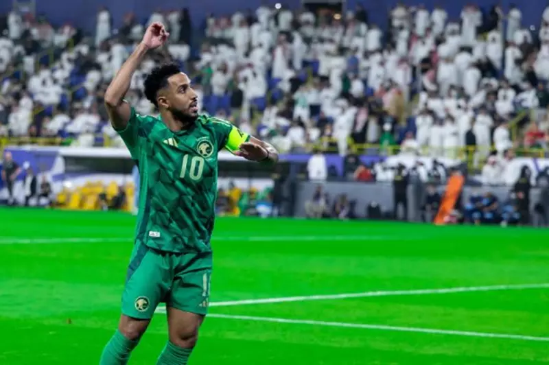الدوسري يواجه مخاوف من عدم المشاركة مع المنتخب السعودي بسبب الإصابة