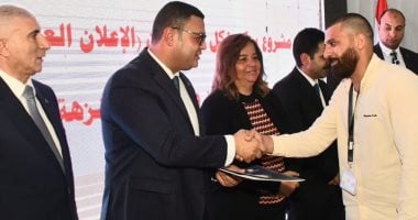 تسليم عقود وحدات “سكن لكل المصريين” من وزير الإسكان