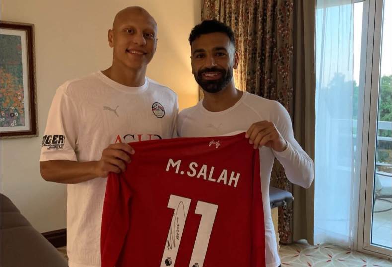 صلاح يُهدي قميص ليفربول لعمرو الجزار ويُشيد بمواهبه المميزة