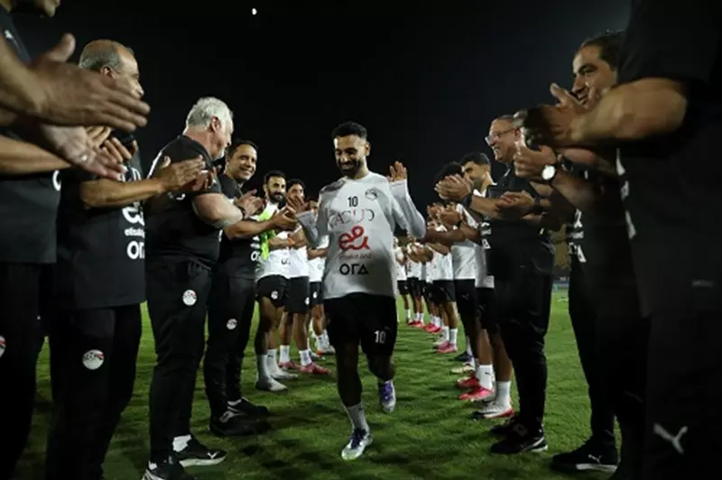 ممر شرفي يحمل الأمل لصلاح في تدريبات منتخب مصر احتفالًا بجائزته المميزة
